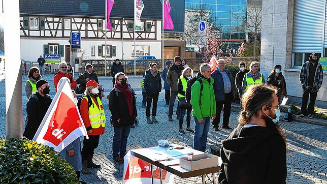 Verdi-Fahnen und Publikum vor dem Singener Rathaus: Die Gewerkschaft hat zu einer Kundgebung zu den Tarifverhandlungen für Sozial- und ...