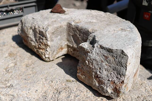 Auch dieser große Stein wurde bei der Ausgrabung gefunden. Es handelt sich sehr sicher um einen alten Mühlenstein.