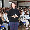 Die SPD-Bundestagsabgeordnete Lina Seitzl freut sich bei einem Besuch am Nellenburg-Gymnasium über die vielen Fragen der Schülerinnen ...