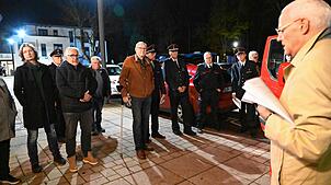 Fritz Link unterrichtet den Gemeinderat über die Beschaffung eines Mannschaftstransportwagens für Buchenberg. 30 Monat Geduld sind aber ...