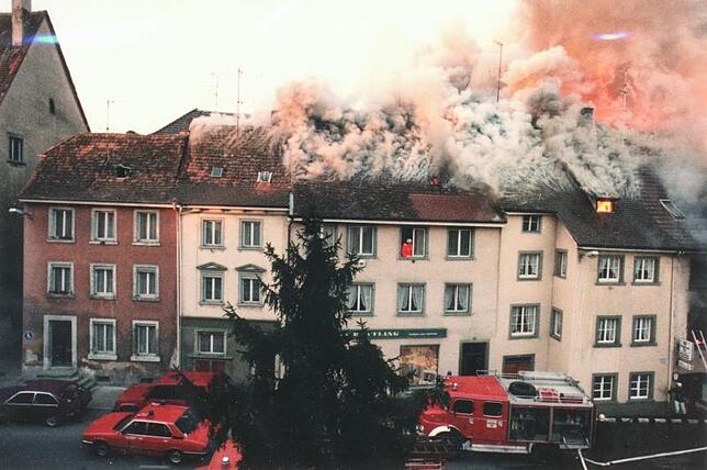 Die Rauchschwaden verhießen nichts Gutes: Im hinteren Bereich dieses Hauses in der Wiestorstraße brach 1989 ein Feuer in einem ...