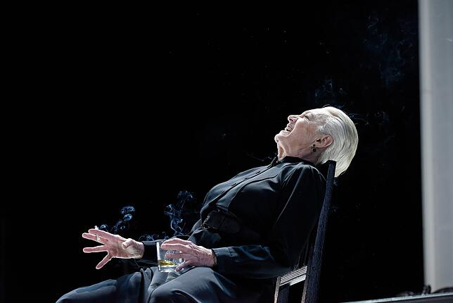 Nicole Heesters ist Bernarda Alba.