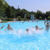 Genau das Richtige an heißen Tagen: Eine Abkühlung im Freibad.