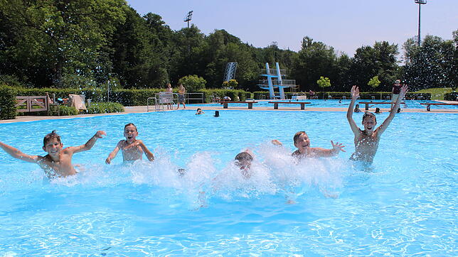 Genau das Richtige an heißen Tagen: Eine Abkühlung im Freibad.