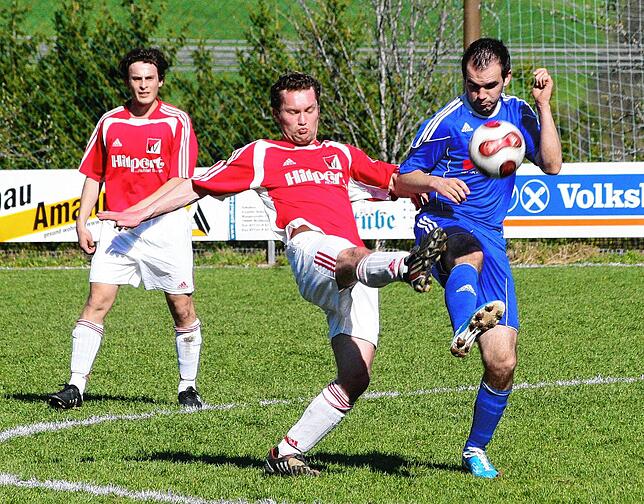 Duell im Schlüchttal: Thomas Dietsche vom FC RW Weilheim im Zweikampf mit Klaus Gallmann von der SG Schlüchttal.