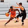Shaun Willett (am Ball) war mit 22 Punkten wieder einmal bester Schwenninger Scorer, konnte die Niederlage der wiha Panthers gegen ...