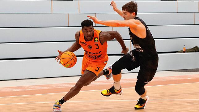 Shaun Willett (am Ball) war mit 22 Punkten wieder einmal bester Schwenninger Scorer, konnte die Niederlage der wiha Panthers gegen ...