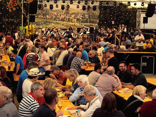 Am Nachmittag war es schwer, einen freien Platz im Festzelt zu finden, so viele Besucher waren der Einladung des Musikvereins Fützen ...