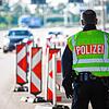 Ein Bundespolizist am Autobahngrenzübergang Weil am Rhein (Symbolbild). Hier hat sich ein 42-Jähriger einen schlechten Scherz erlaubt. ...