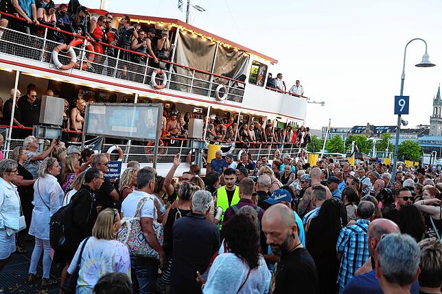 Bild 12: Wenn das Sadomaso-Schiff in Konstanz anlegt, zeigen die Gäste ihre Outfits