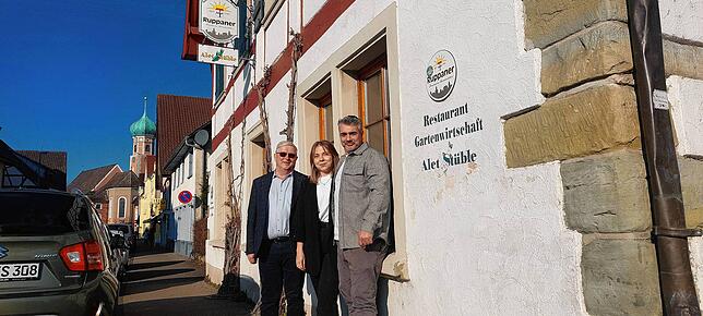 Tobias Gondorf (rechts), seine Lebensgefährtin Sabine Deggelmann und Verpächter Karl-Bernhard Ruppaner stehen an der Konstanzer Straße ...