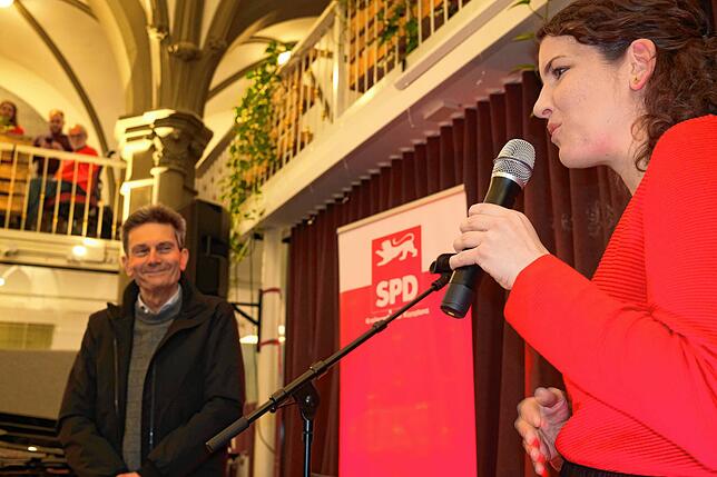 Der Gedanke, dass sie erneut in den Bundestag einzieht, bringt Fraktionschef Mützenich zum Lächeln: Lina Seitzl wirbt um Unterstützung.