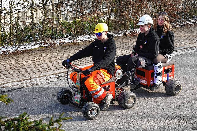 Bild 17: Bilderstory: Umzug und Narrenbaumstellen in Rickenbach begeistern die Zuschauer