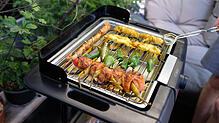 Grillgut brutzelt auf dem Rost eines Elektrogrills. Bei den 1. Bad Säckinger Grillmeisterschaften können Freunde des gepflegten ...