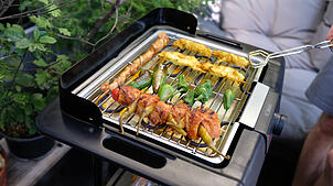 Grillgut brutzelt auf dem Rost eines Elektrogrills. Bei den 1. Bad Säckinger Grillmeisterschaften können Freunde des gepflegten ...