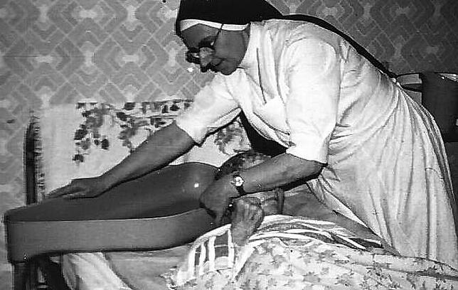 Die Anfänge der Sozialstation: Schwester Theoponta bei der häuslichen Pflege einer Patientin.