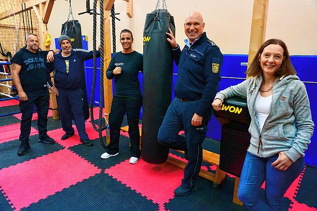 Das Team von „Sicher unterwegs“ (von links): Boxtrainer Harald Beck, Sozialarbeiter und Coach Florian Nägele, die Polizisten ...