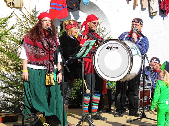 Fasnet-Rap servieren Beatrix Huber und Petra Springindschmitten (von links) – an der Trommel assistiert von Günter Hemens, rechts ...