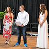 Schulleiterin Beate Clot (links) zeichnet die Schüler mit den besten Zeugnissen in diesem Abschlussjahr aus: Cindy Harder (Hauptschule), ...