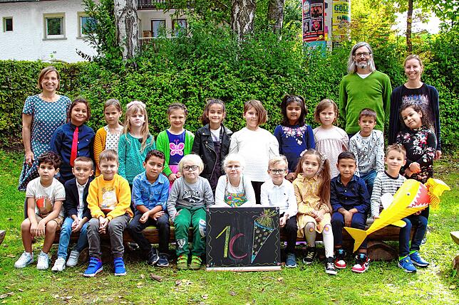 Die stolze Klasse 1c der Haidelmoosschule, zusammen mit Klassenlehrerin Silke Hangebrock, Fachlehrerin Jacqueline Bernthaler und ...