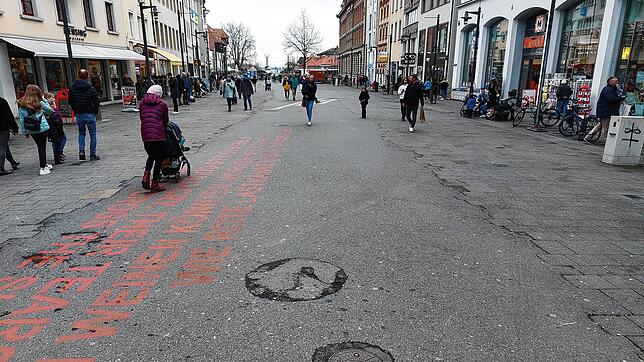 Ein typisches Beispiel für den Handlungsbedarf: Seit Jahren ist der Belag der Marktstätte ein Flickenteppich. Nur ein einziger Baum ...