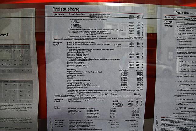 Am Preisaushang der Sparkasse in der Gerberstraße kann man nachlesen, welche neuen Gebührensätze gelten. Aber nur wenige schauen ...