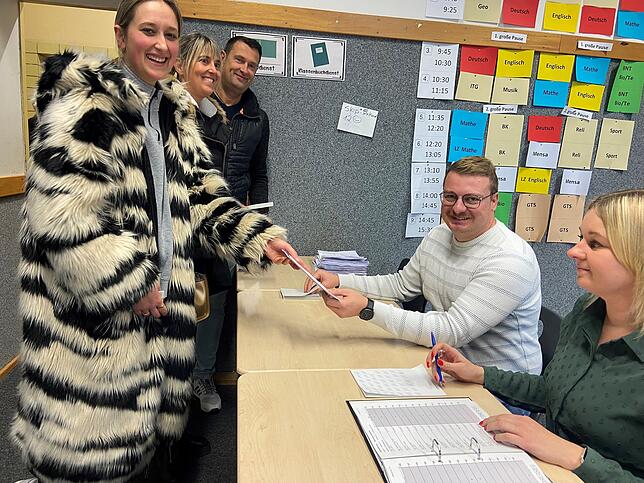 Abstimmen in der Ekkehardschule (von links): Die Wähler Caroline-Annabelle Jahn, Corinne-Cathleen Jahn und Tilo Jahn sowie die ...