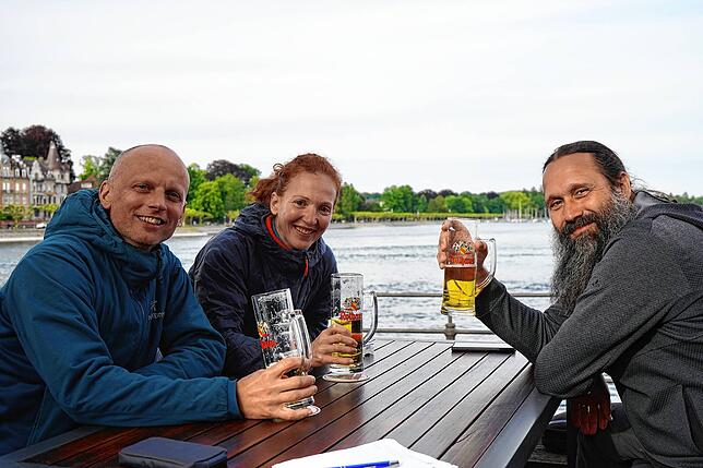 „Das Bier schmeckt uns sehr gut, das ist die beste Aussicht und es ist sehr friedlich hier“, sagt Christoph Röhrig, heute sitzt er hier ...