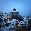 Die Dächer der Meersburg sind am frühen Dienstagmorgen vom Schnee bedeckt.