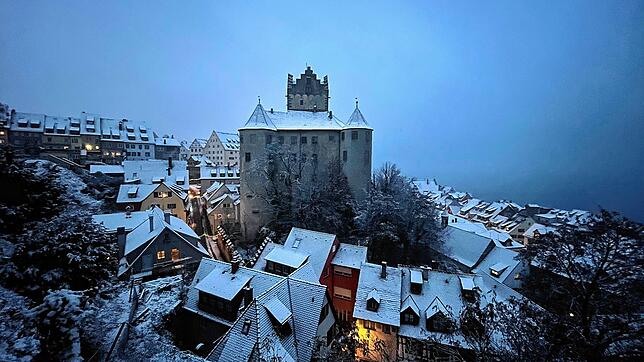 Die Dächer der Meersburg sind am frühen Dienstagmorgen vom Schnee bedeckt.