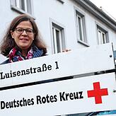 Uta Rausch vertritt die Ines und Elly Dahm Stiftung des Deutschen Roten Kreuzes in Konstanz. Diese unterstützt Frauen in Notlagen und ...