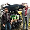 Da lag das Auto gleich mal etwas tiefer: Jürgen Wieshoff (rechts) brachte vor Weihnachten viele Backzutaten zu Margot Kammerlander in ...
