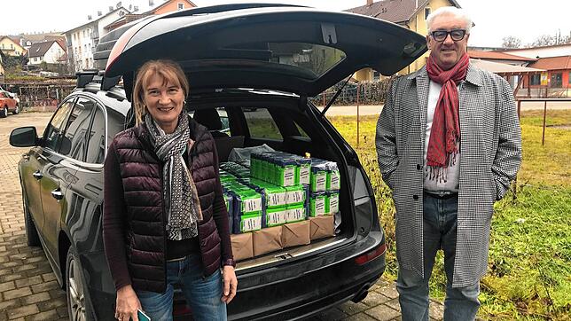 Da lag das Auto gleich mal etwas tiefer: Jürgen Wieshoff (rechts) brachte vor Weihnachten viele Backzutaten zu Margot Kammerlander in ...
