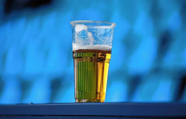 In den Stadien in Katar wird in solchen Bechern nur alkoholfreies Bier sein.