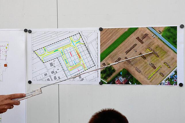 Auf dem Baugebiet Engener Straße in Beuren an der Aach hat man an einigen Stellen Reste von Siedlungen gefunden (rechts auf dem Bild), ...