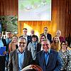 Die Freude ist groß bei Bürgermeister Ralf Baumert (vorne rechts) und dem Regionalleiter der Thüga Energie Karl Mohr. Auch weitere ...