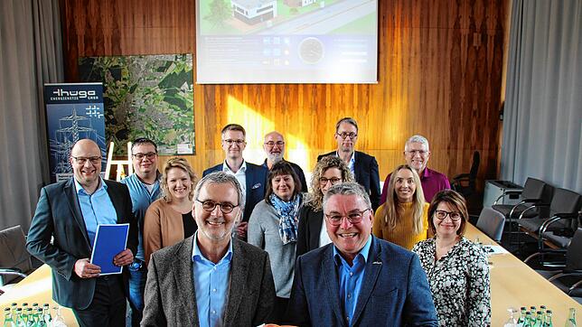 Die Freude ist groß bei Bürgermeister Ralf Baumert (vorne rechts) und dem Regionalleiter der Thüga Energie Karl Mohr. Auch weitere ...