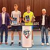 Auf ein erfolgreiches Turnier: Finalist und Turniersieger Thijs Boogaard (Dritter von rechts) und Finalist Petr Brunclik (Dritter von ...