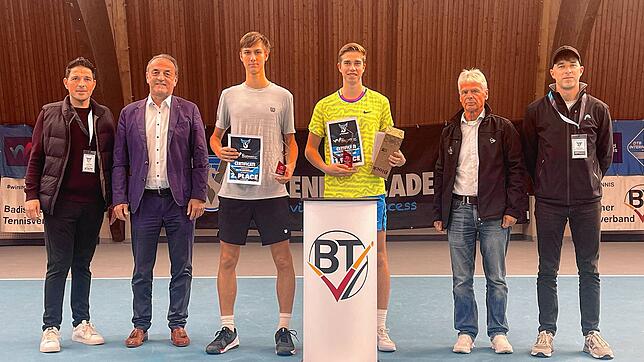 Auf ein erfolgreiches Turnier: Finalist und Turniersieger Thijs Boogaard (Dritter von rechts) und Finalist Petr Brunclik (Dritter von ...