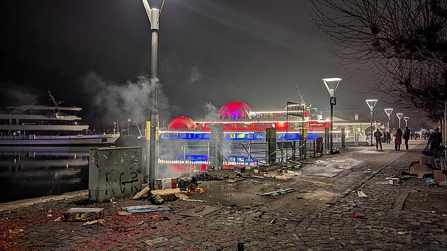 14 Tonnen Müll hat die Stadtreinigung im Nachklang zur Silvestersause 2024/2025 (Foto) eingesammelt. Das Ärgerliche: Viele hatten sich ...