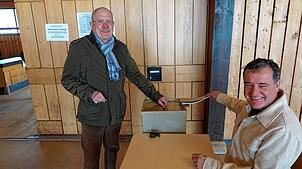 Alfred Laffter vom Bildungswerk Hotzenwald an der Urne in der Hotzenwaldhalle Görwihl, rechts Wahlhelfer Klaus Flum.