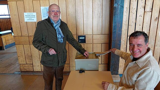 Alfred Laffter vom Bildungswerk Hotzenwald an der Urne in der Hotzenwaldhalle Görwihl, rechts Wahlhelfer Klaus Flum.