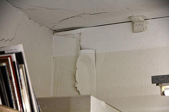 Seit in der Nachbarschaft gebaut wurde, zeigen sich bei Constanze Brahn in der Schützenstraße 30 riesige Risse. Die Bewegung des Hauses ...