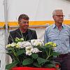 Tim Flum (links) und Jenniffer Eckert danken stellvertretend für alle Helfer Edgar Rudigier (zweiter von links) und Norbert Schulz für ...
