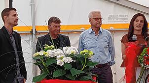 Tim Flum (links) und Jenniffer Eckert danken stellvertretend für alle Helfer Edgar Rudigier (zweiter von links) und Norbert Schulz für ...