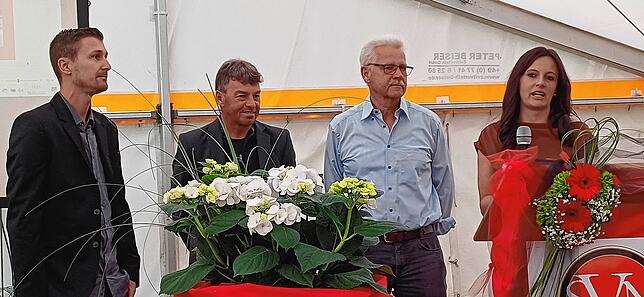 Tim Flum (links) und Jenniffer Eckert danken stellvertretend für alle Helfer Edgar Rudigier (zweiter von links) und Norbert Schulz für ...
