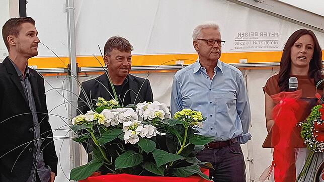 Tim Flum (links) und Jenniffer Eckert danken stellvertretend für alle Helfer Edgar Rudigier (zweiter von links) und Norbert Schulz für ...