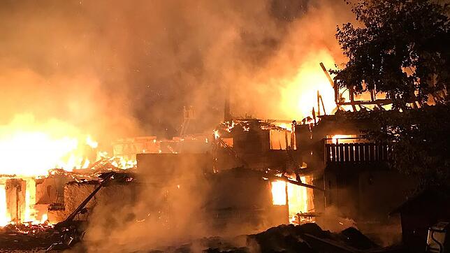Das Hofgut ist nach einem verheerenden Feuer völlig zerstört worden.  Dutzende Feuerwehrautos und Männer kämpften gegen die Flammen.