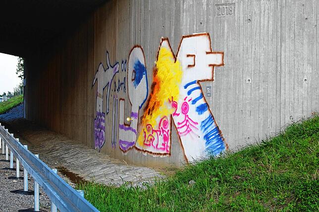 Bild 9: Kunst am Bau oder Vandalismus? Graffiti-Sprayer haben sich auf der neuen Bundesstraße 31 bereits verewigt