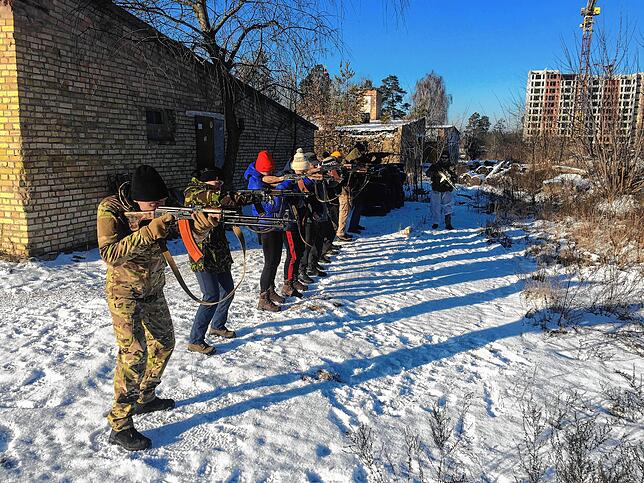 Der ukrainische Freiwilligenverband „Ukrainische Legion“ absolviert am Rande der Hauptstadt Kiew ein Schießtraining.